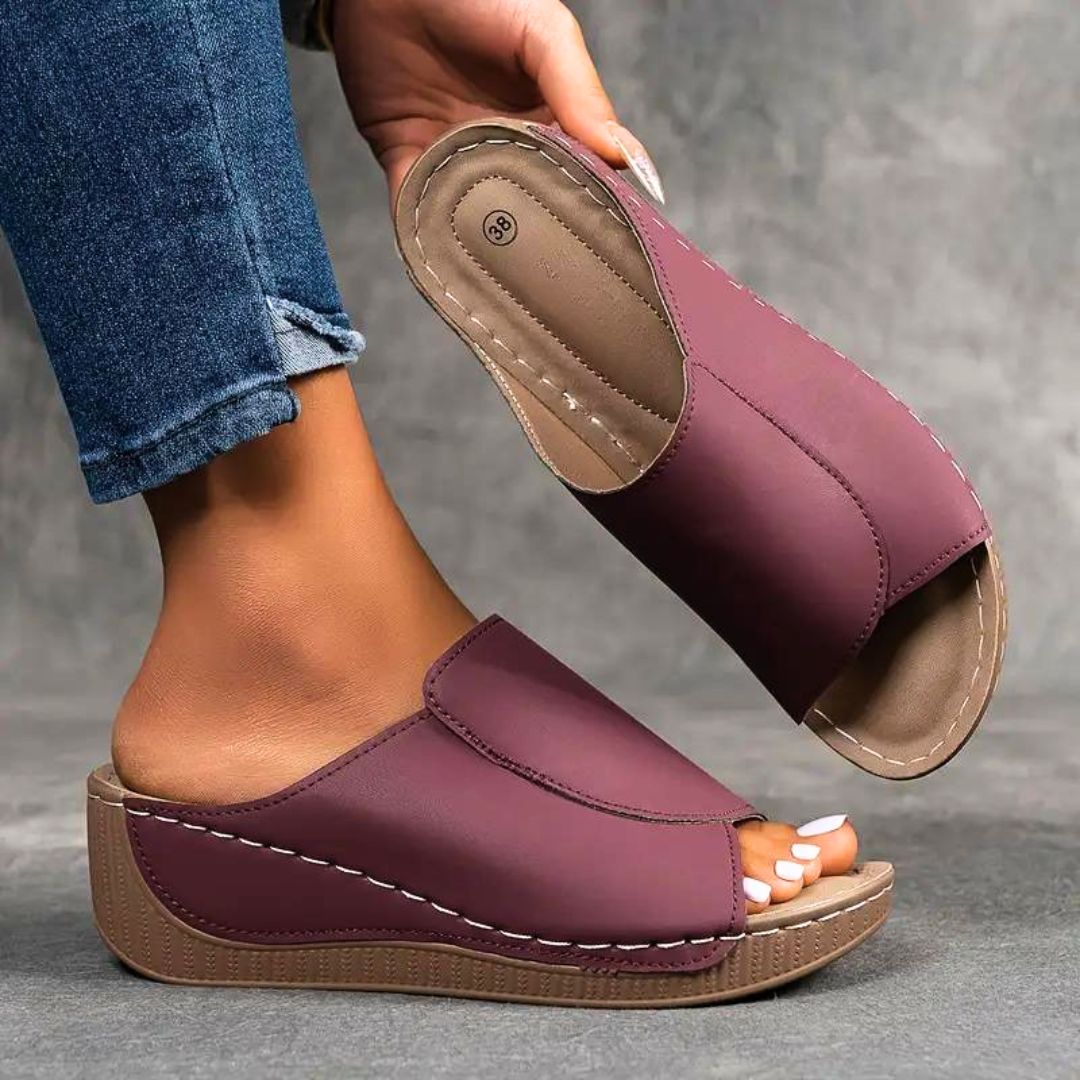 Ergonomische Damen-Sandalen mit rutschfester Sohle, in Weiß, bieten Komfort und Stabilität für jeden Anlass.