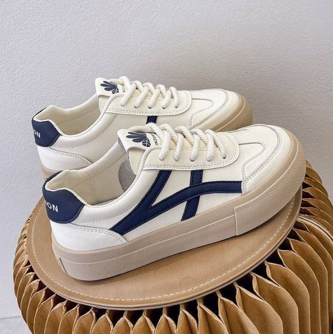 "Ergonomische Damen-Sneaker, blau und braun, modern, orthopädisch, stilvoller Komfortschuh, ideal für Alltag und Sport."