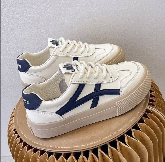 "Ergonomische Damen-Sneaker, blau und braun, modern, orthopädisch, stilvoller Komfortschuh, ideal für Alltag und Sport."