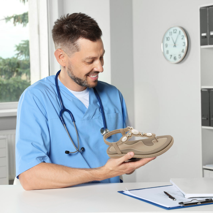 "Ergonomische OrthoPearl Sandalen, braun mit rutschfester Sohle, fördern Fußgesundheit und bieten höchsten Komfort."
