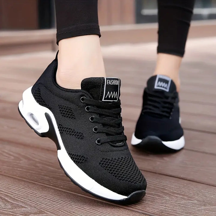 Ergonomischer Damen-Schuh AeroSole in Schwarz, lindert Schmerzen, bietet Komfort, atmungsaktiv und rutschfest.