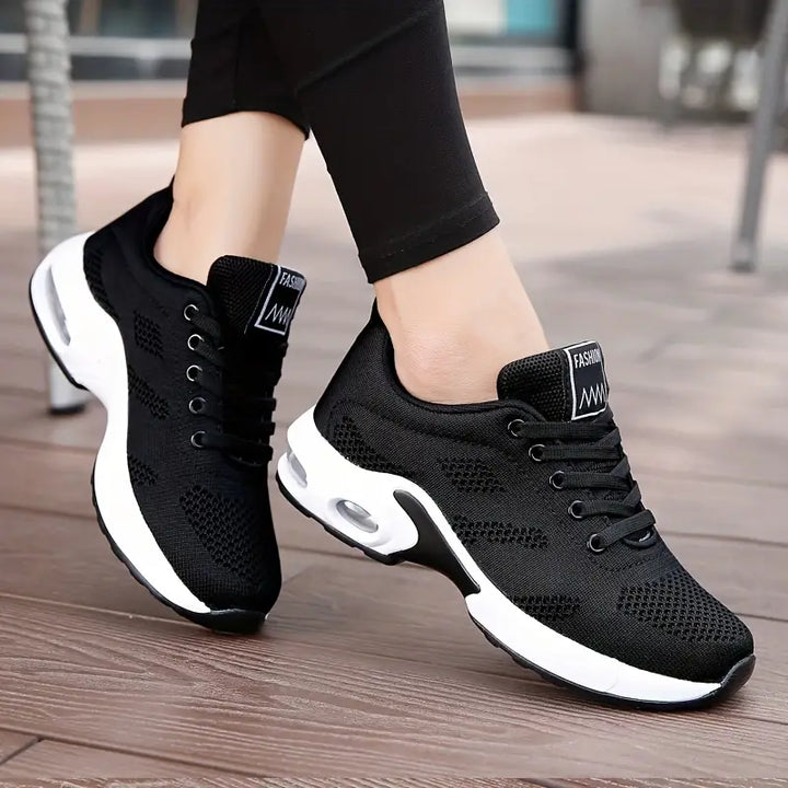 Ergonomischer Damen-Schuh AeroSole in Schwarz, lindert Schmerzen, bietet Komfort, atmungsaktiv und rutschfest.