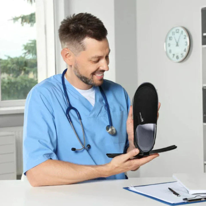 Ergonomischer Herrenschuh, atmungsaktiv, breite Zehenbox, rutschfeste orthopädische Sohle, lindert Fuß- und Gelenkschmerzen.
