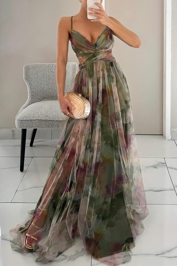 Exquisites Maxikleid mit V-Ausschnitt, fließender Silhouette, floralem Design, ideal für elegante Hochzeitsgäste.