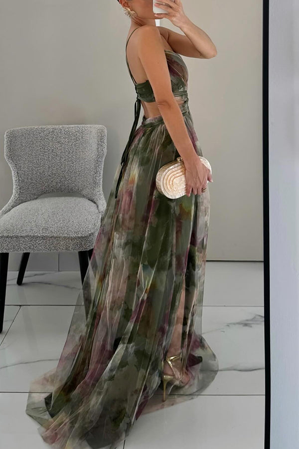 Exquisites Maxikleid mit V-Ausschnitt, fließender Silhouette, floralem Design, ideal für elegante Hochzeitsgäste.