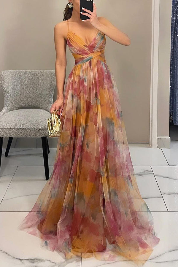 Exquisites Maxikleid mit V-Ausschnitt, fließender Silhouette, floralem Design, ideal für elegante Hochzeitsgäste.