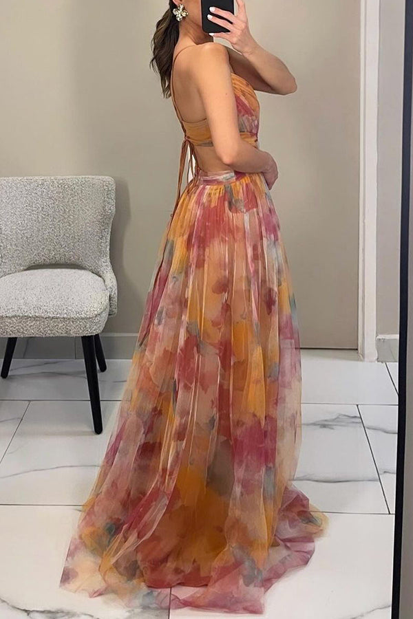 Exquisites Maxikleid mit V-Ausschnitt, fließender Silhouette, floralem Design, ideal für elegante Hochzeitsgäste.
