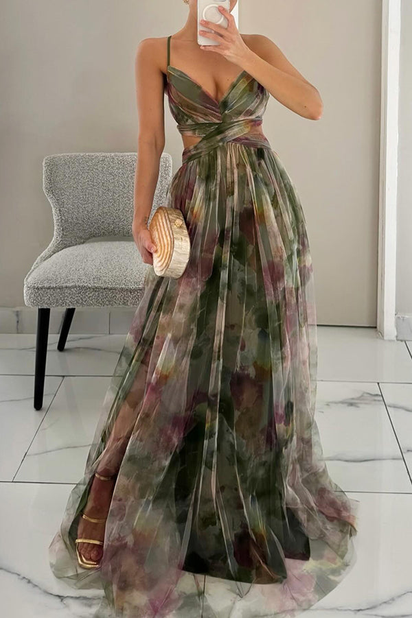 Exquisites Maxikleid mit V-Ausschnitt, fließender Silhouette, floralem Design, ideal für elegante Hochzeitsgäste.