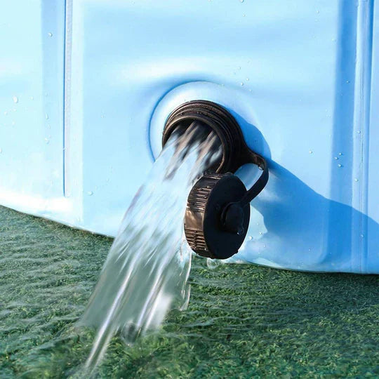 "Faltbarer Hunde-Pool, gefüllt mit Wasser, im Garten; bietet Abkühlung für Hunde an heißen Tagen, strapazierfähig und platzsp