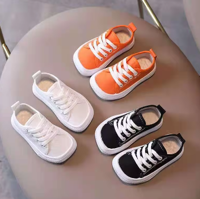"Farbenfrohe Kinder Barfuß-Sneaker, flexibel und ergonomisch, mit rutschfester Sohle für natürliche Bewegungsfreiheit."