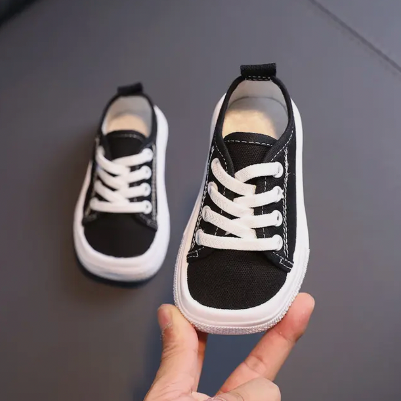"Farbenfrohe Kinder Barfuß-Sneaker, flexibel und ergonomisch, mit rutschfester Sohle für natürliche Bewegungsfreiheit."