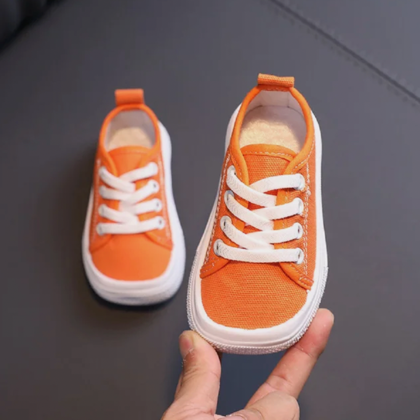 "Farbenfrohe Kinder Barfuß-Sneaker, flexibel und ergonomisch, mit rutschfester Sohle für natürliche Bewegungsfreiheit."