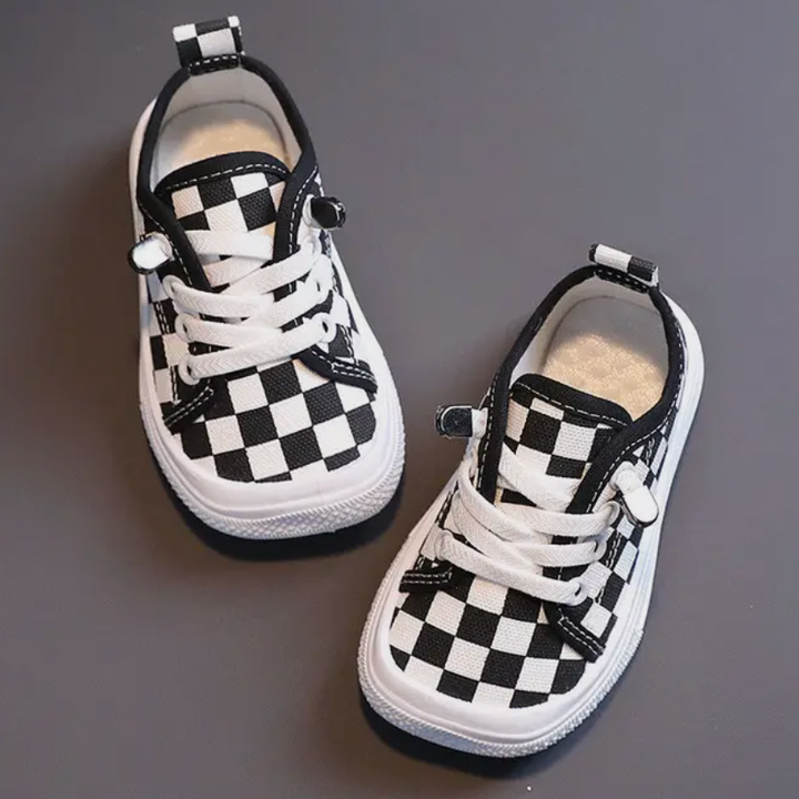 "Farbenfrohe Kinder Barfuß-Sneaker, flexibel und ergonomisch, mit rutschfester Sohle für natürliche Bewegungsfreiheit."