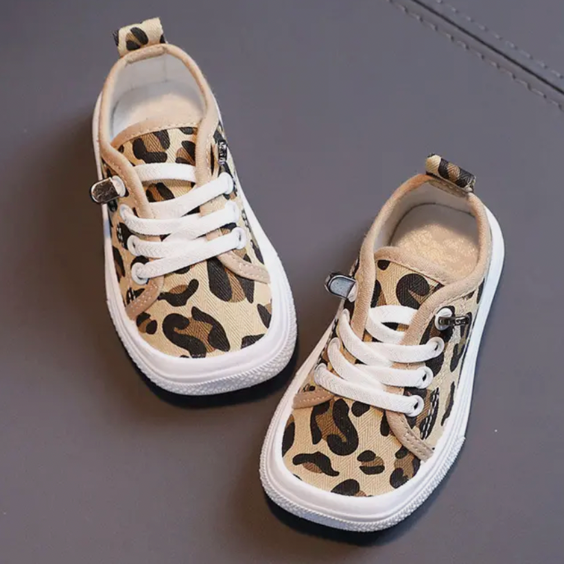 "Farbenfrohe Kinder Barfuß-Sneaker, flexibel und ergonomisch, mit rutschfester Sohle für natürliche Bewegungsfreiheit."
