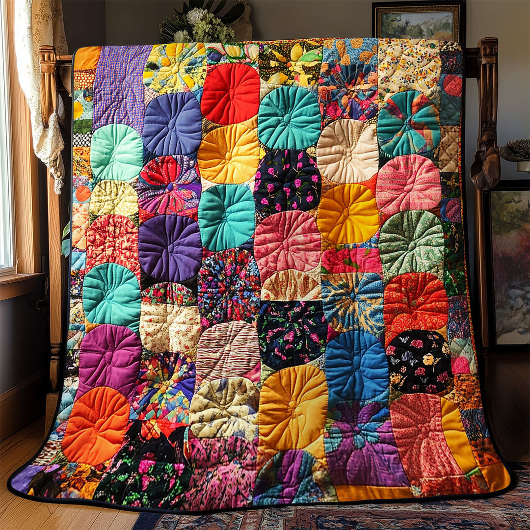 "Farbintensive wendbare Patchwork-Decke mit lebendigen Mustern, ideal für ganzjährigen Komfort und stilvolles Wohndesign."