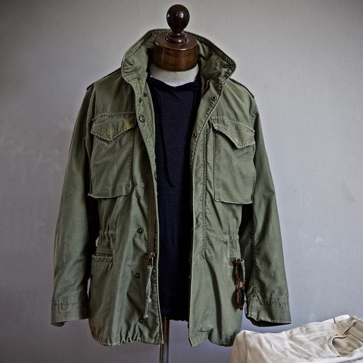 "Feldjacke im Vintage-Look, olivgrün, Herrenmode, inspiriert vom Military-Style, mit praktischen Taschen, ikonisch und robust