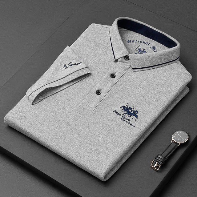 "Finn Herren Poloshirt in Blau, elegant mit Knopfverschluss, klassischer Schnitt, hochwertige Baumwolle, vielseitiger Stil."