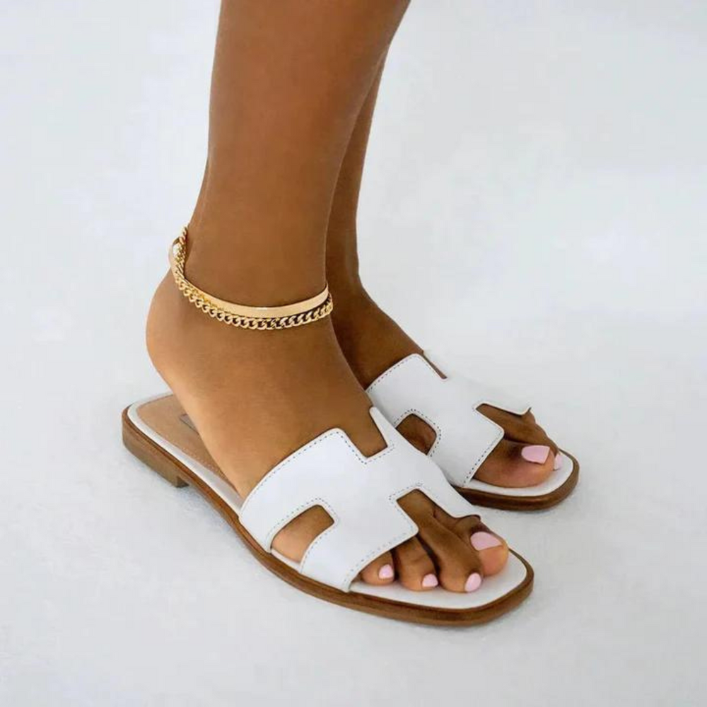 Flache Damensandalen aus Synthetikleder, komfortabel und stilvoll, ideal für den Sommer und den Alltag.