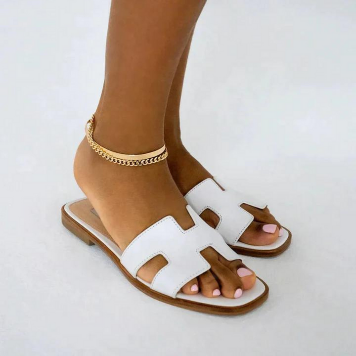 Flache Damensandalen aus Synthetikleder, komfortabel und stilvoll, ideal für den Sommer und den Alltag.