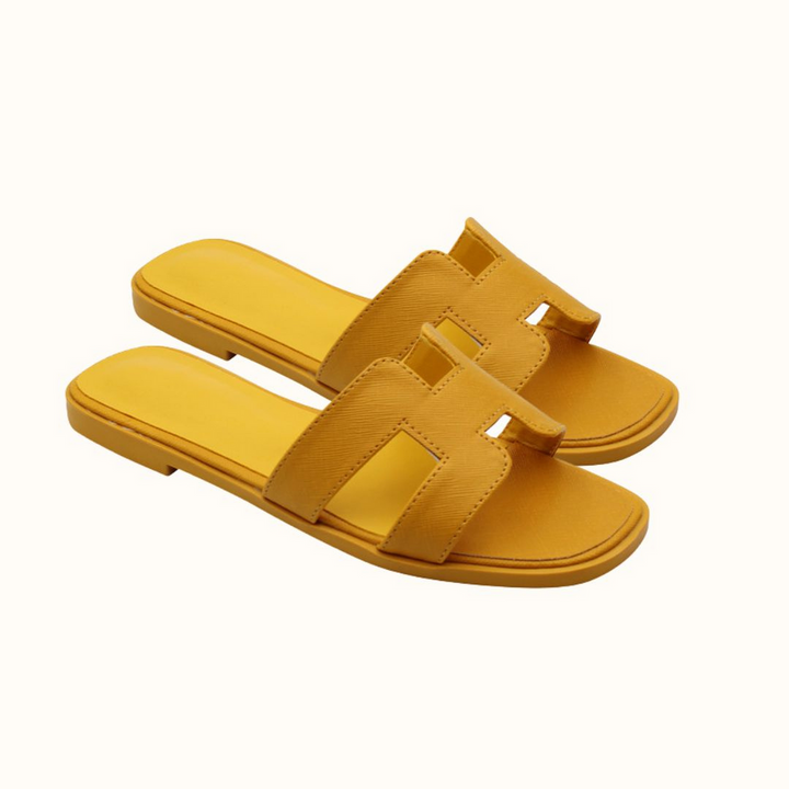 Flache Damensandalen aus Synthetikleder, komfortabel und stilvoll, ideal für den Sommer und den Alltag.