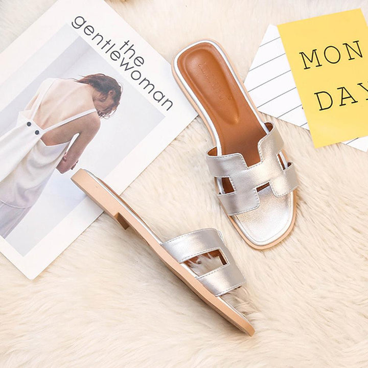 Flache Damensandalen aus Synthetikleder, komfortabel und stilvoll, ideal für den Sommer und den Alltag.