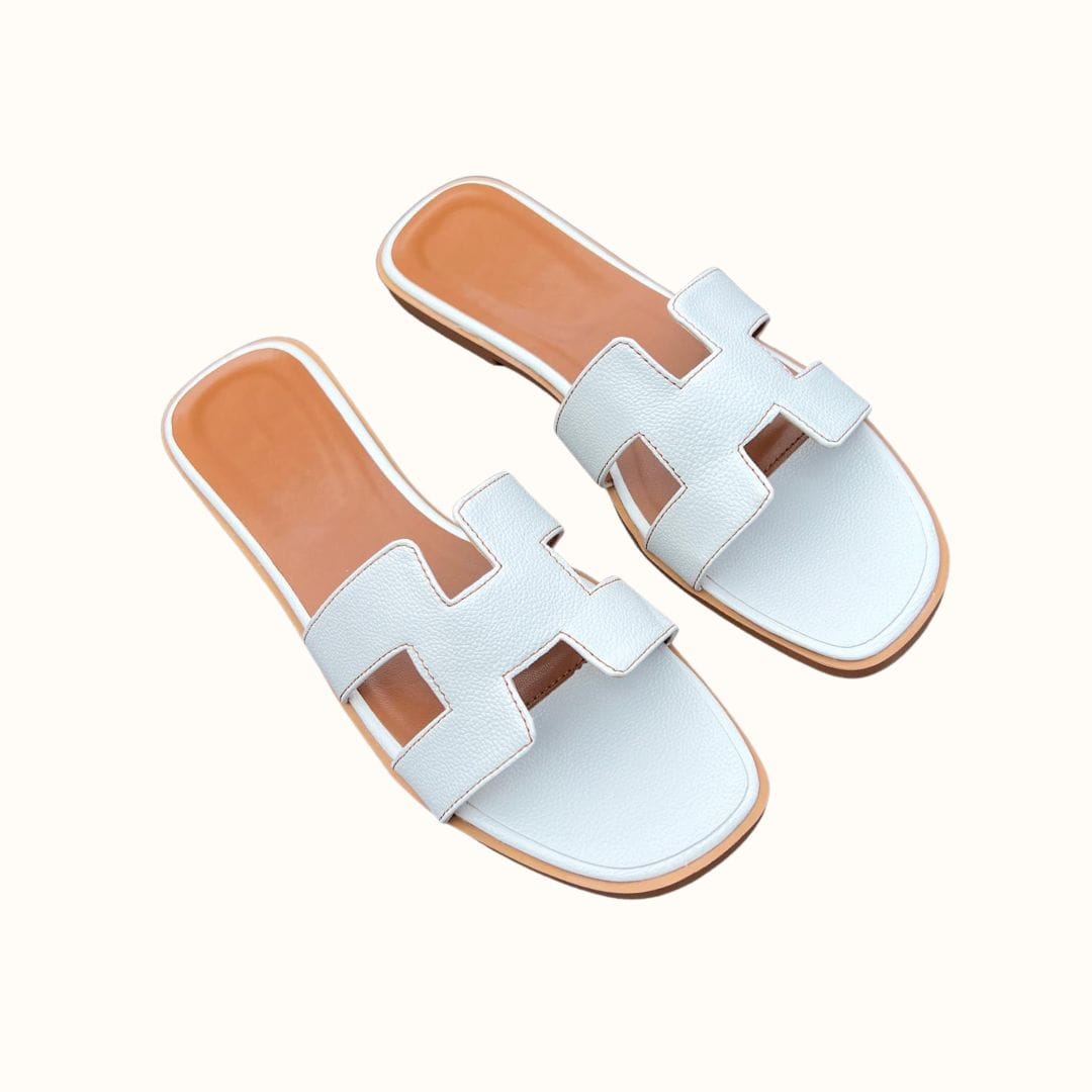 Flache Damensandalen aus Synthetikleder, komfortabel und stilvoll, ideal für den Sommer und den Alltag.