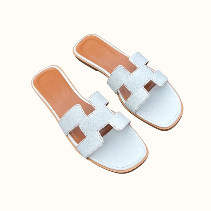 Flache Damensandalen aus Synthetikleder, komfortabel und stilvoll, ideal für den Sommer und den Alltag.