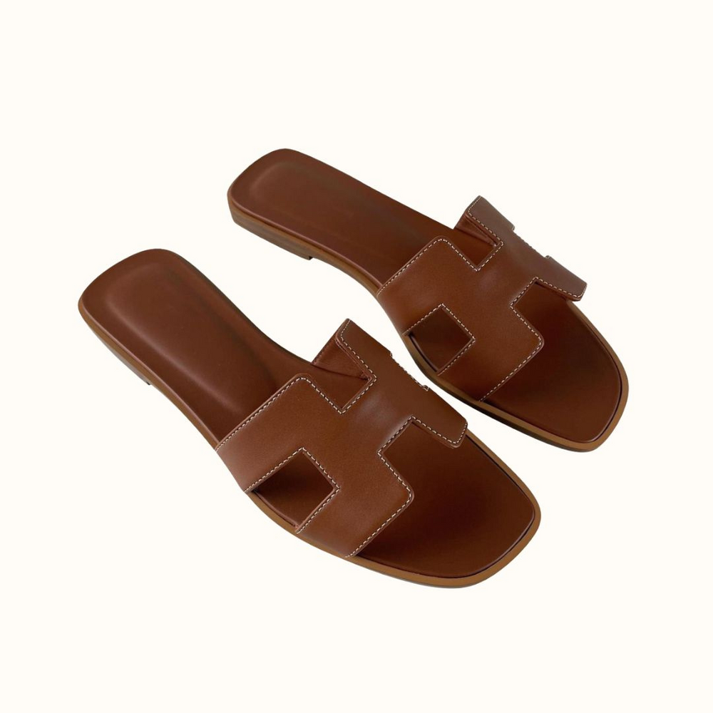 Flache Damensandalen aus Synthetikleder, komfortabel und stilvoll, ideal für den Sommer und den Alltag.