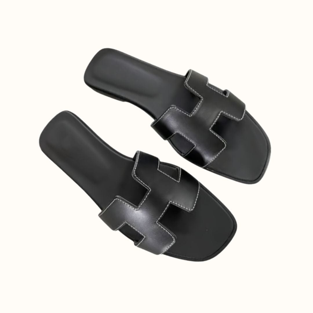 Flache Damensandalen aus Synthetikleder, komfortabel und stilvoll, ideal für den Sommer und den Alltag.