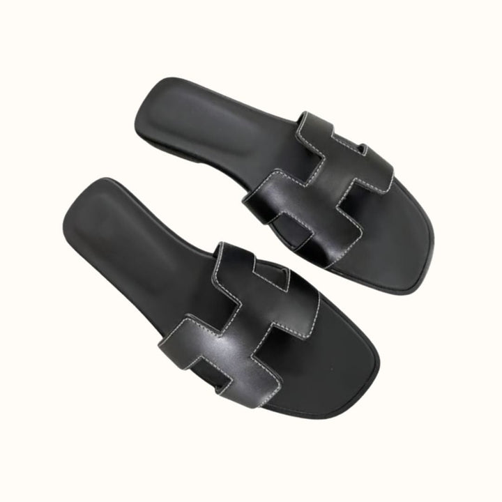 Flache Damensandalen aus Synthetikleder, komfortabel und stilvoll, ideal für den Sommer und den Alltag.
