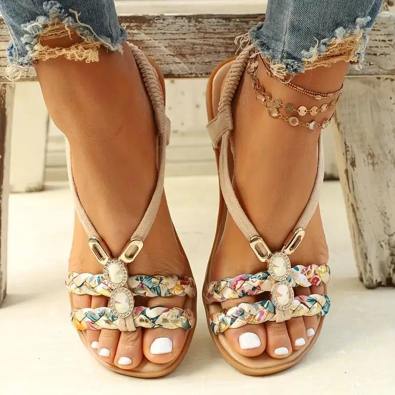 Flache Damensandalen mit Perlendetails, Slingback-Design und leichter, flexibler Sohle, ideal für eleganten Sommerlook.