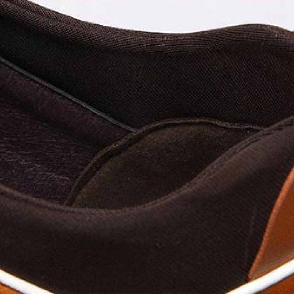 Flache Herren-Wanderschuhe, elegante Silhouette, braun, bequem, vielseitig, für Alltag und Spaziergänge geeignet.