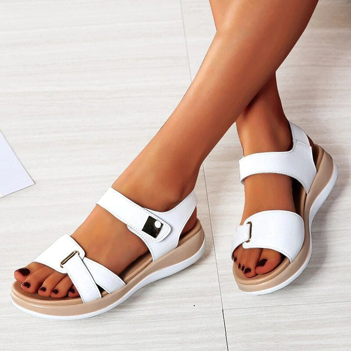 "Flache Sandalen mit verstellbaren Riemen und rutschfester Sohle, ideal für Alltag und Freizeit, seitliche Ansicht"