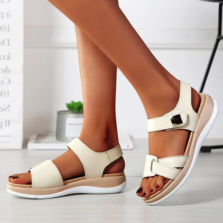 "Flache Sandalen mit verstellbaren Riemen und rutschfester Sohle, ideal für Alltag und Freizeit, seitliche Ansicht"