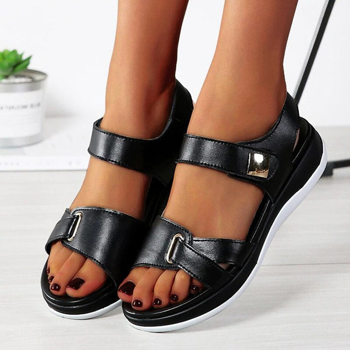 "Flache Sandalen mit verstellbaren Riemen und rutschfester Sohle, ideal für Alltag und Freizeit, seitliche Ansicht"