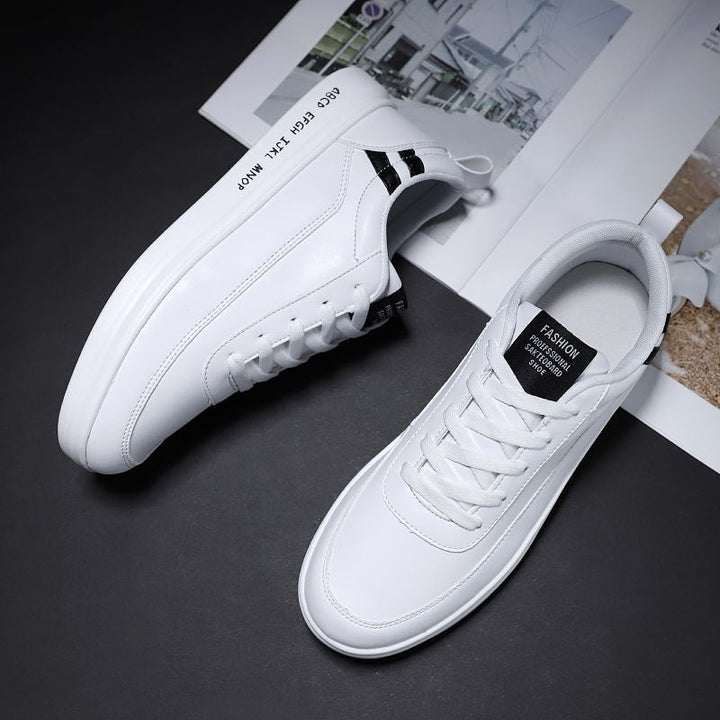 "Flache weiße Gummischuhe für Herren, elegantes Design, strapazierfähig, mit gepolsterten Einlagen für Komfort."