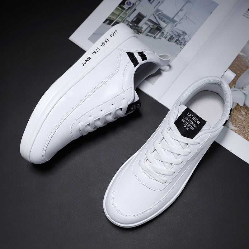 "Flache weiße Gummischuhe für Herren, elegantes Design, strapazierfähig, mit gepolsterten Einlagen für Komfort."