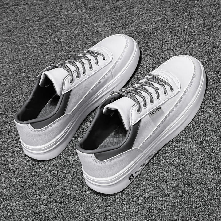 "Flache weiße Gummischuhe für Herren, elegantes Design, strapazierfähig, mit gepolsterten Einlagen für Komfort."