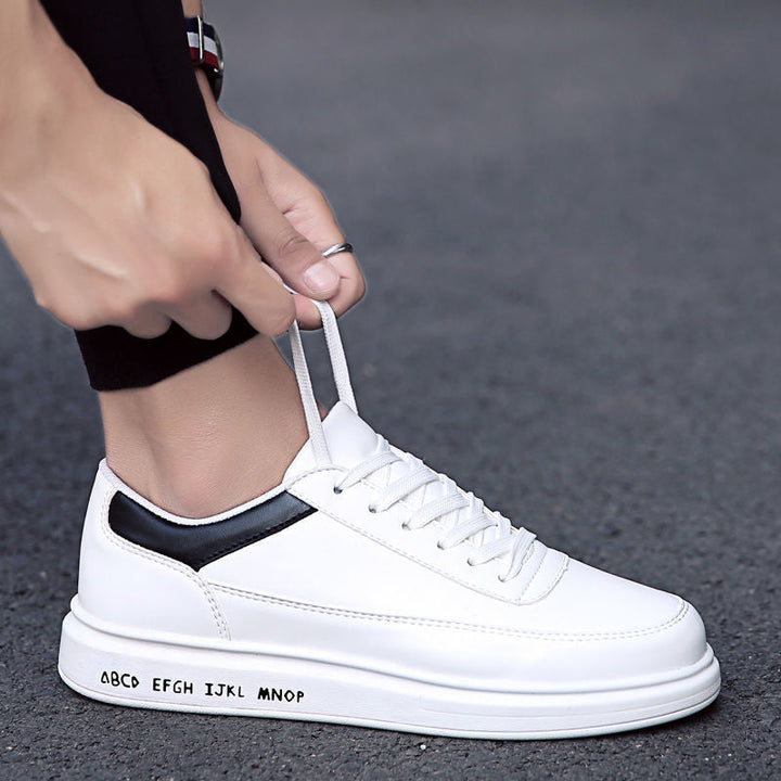 "Flache weiße Gummischuhe für Herren, elegantes Design, strapazierfähig, mit gepolsterten Einlagen für Komfort."