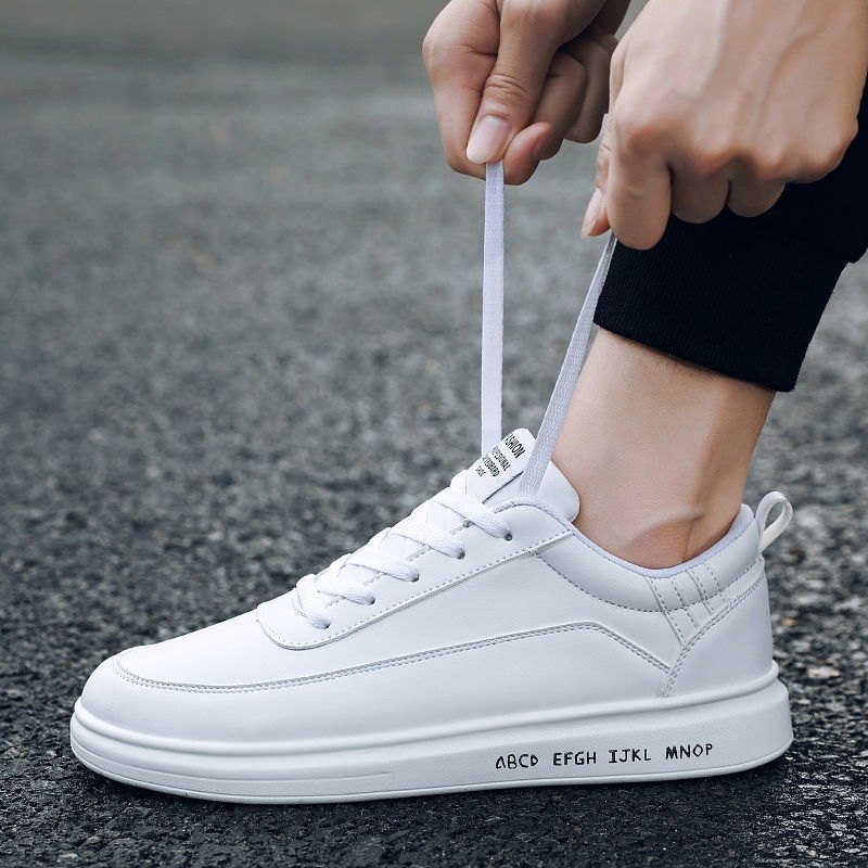 "Flache weiße Gummischuhe für Herren, elegantes Design, strapazierfähig, mit gepolsterten Einlagen für Komfort."