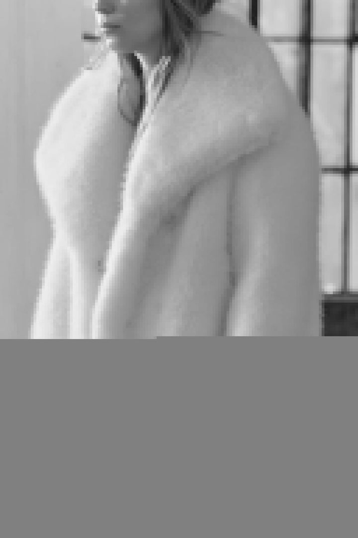 Flauschiger Damenmantel in Grau, elegante Passform, lange Ärmel, vielseitig kombinierbar, ideal für kühles Wetter.