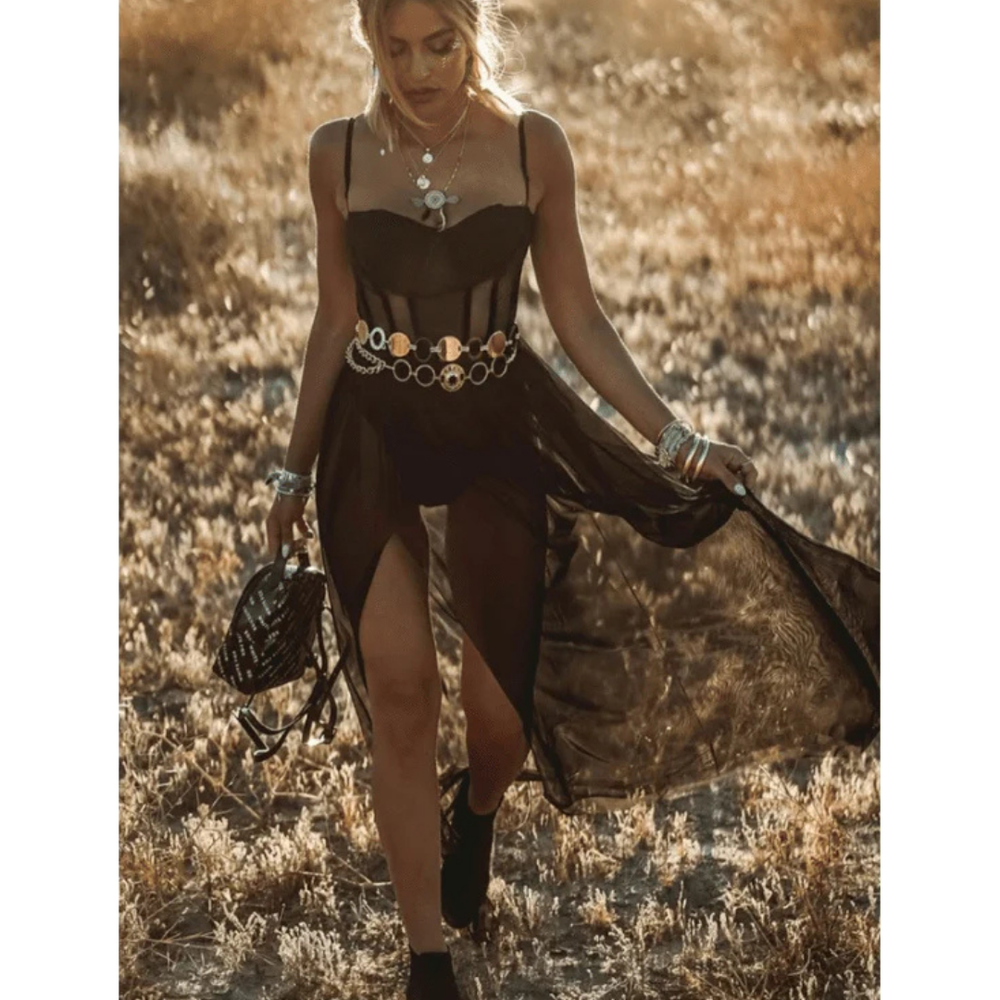 Fließendes Boho-Chic Maxi Kleid für Damen, idealer Festival Look, leichte Stoffqualität mit verspielten Details.