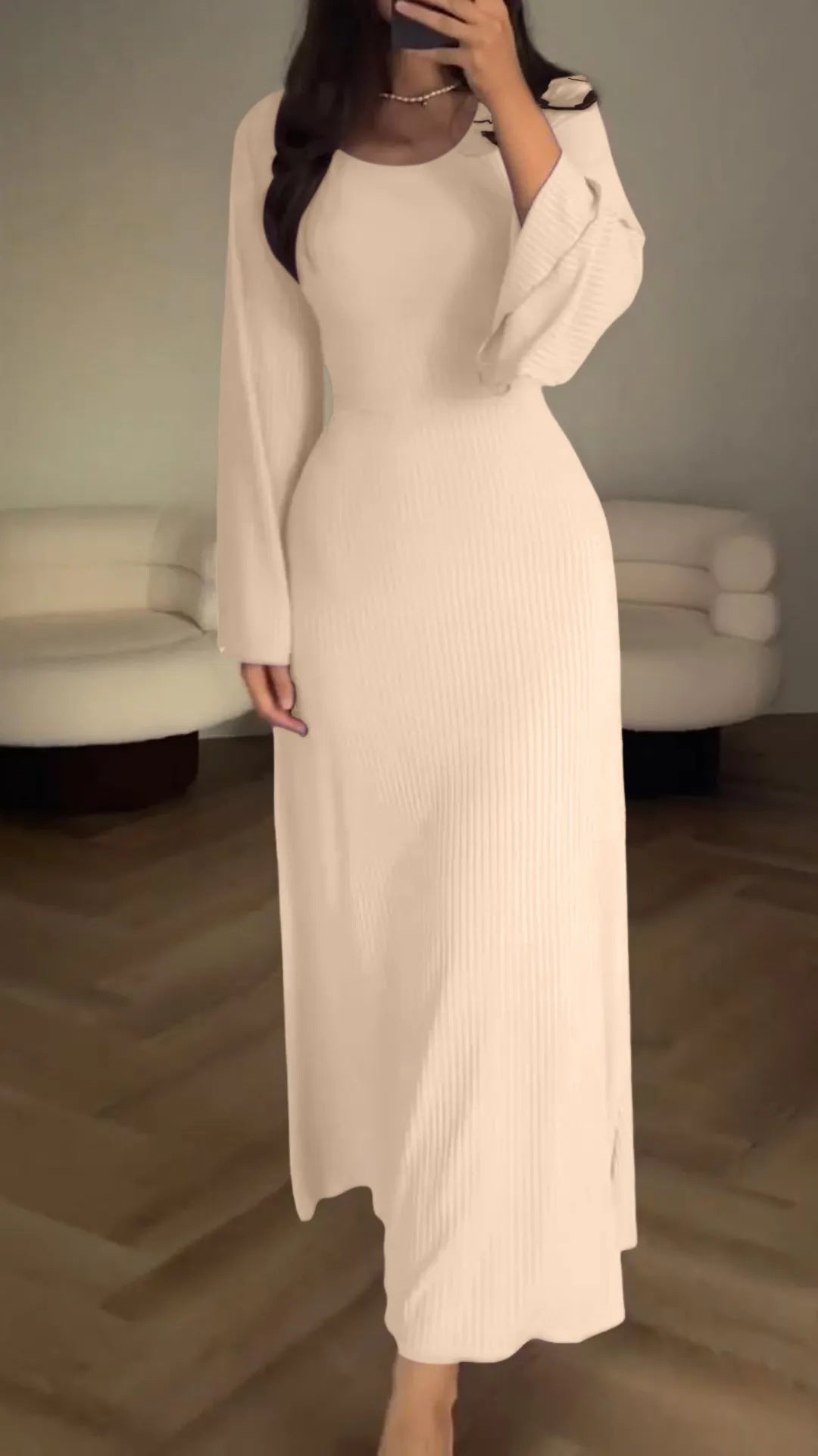"Fließendes Damen Maxikleid mit eleganter Silhouette und edlem Stoff in Frontansicht, ideal für besondere Anlässe."