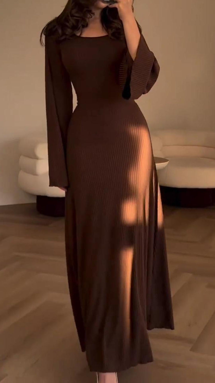 "Fließendes Damen Maxikleid mit eleganter Silhouette und edlem Stoff in Frontansicht, ideal für besondere Anlässe."