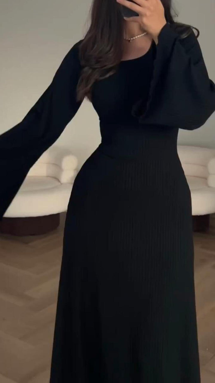 "Fließendes Damen Maxikleid mit eleganter Silhouette und edlem Stoff in Frontansicht, ideal für besondere Anlässe."