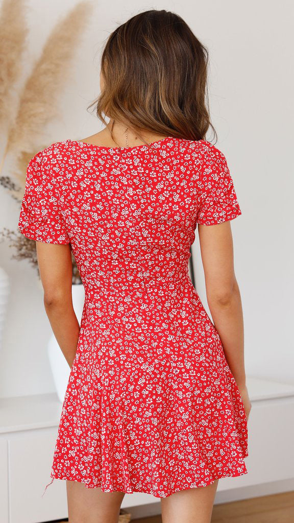 Florales Damen-Boho-Kleid mit eleganten Blumenmotiven, leichtem Stoff und luftigem Design für Sommerveranstaltungen.