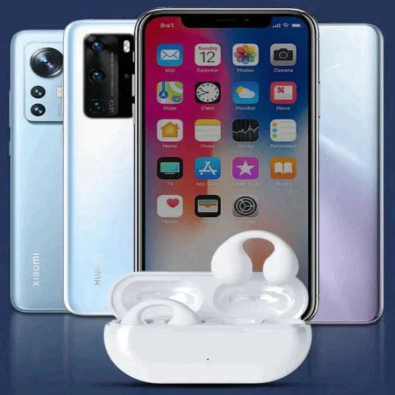 "Frau mit kabellosem Knochenschall-Ohrhörer, schwarz, am Ohr und zwei Ohrringen, Nahaufnahme."