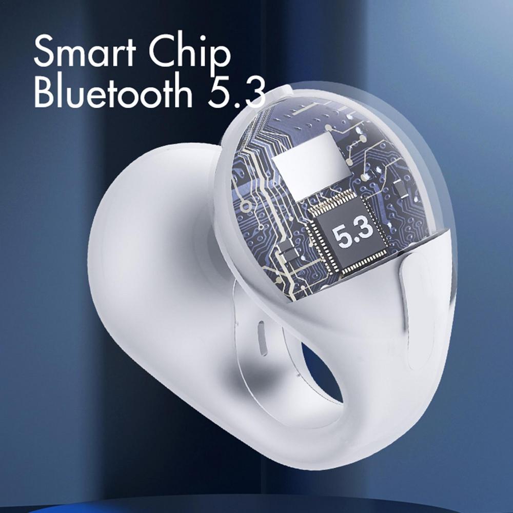 "Frau mit kabellosem Knochenschall-Ohrhörer, schwarz, am Ohr und zwei Ohrringen, Nahaufnahme."