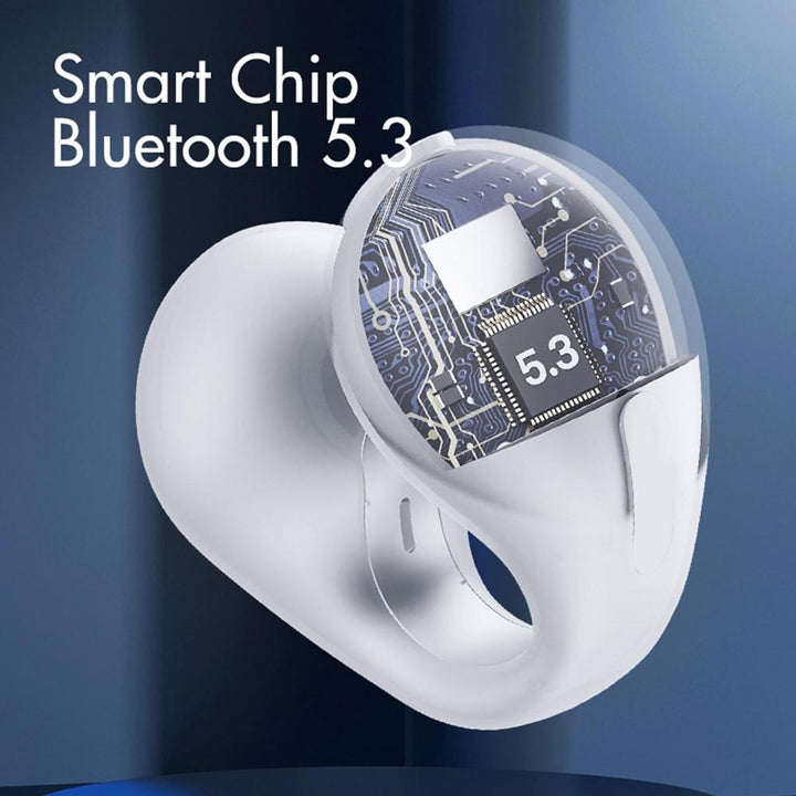 "Frau mit kabellosem Knochenschall-Ohrhörer, schwarz, am Ohr und zwei Ohrringen, Nahaufnahme."