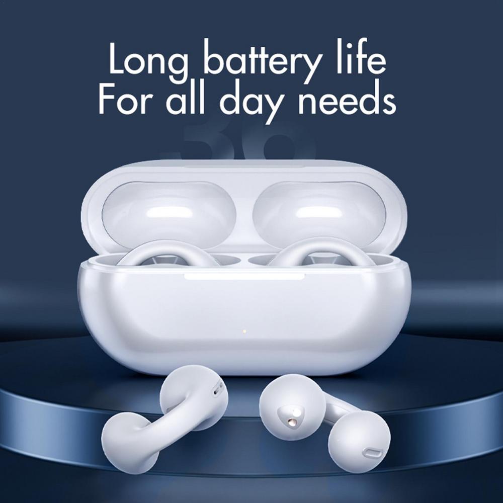 "Frau mit kabellosem Knochenschall-Ohrhörer, schwarz, am Ohr und zwei Ohrringen, Nahaufnahme."